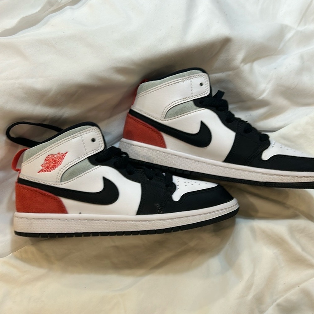 Air Jordan 1 Mid. White, Black, Red Spruce